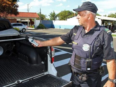 Som automotivo em volume alto &eacute; considerado infra&ccedil;&atilde;o grave