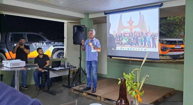 Durante um agrad&aacute;vel Happy Hour&comma;  participantes da III Expedi&ccedil;&atilde;o da RILA para o Chile recebem instru&ccedil;&otilde;es para a viagem