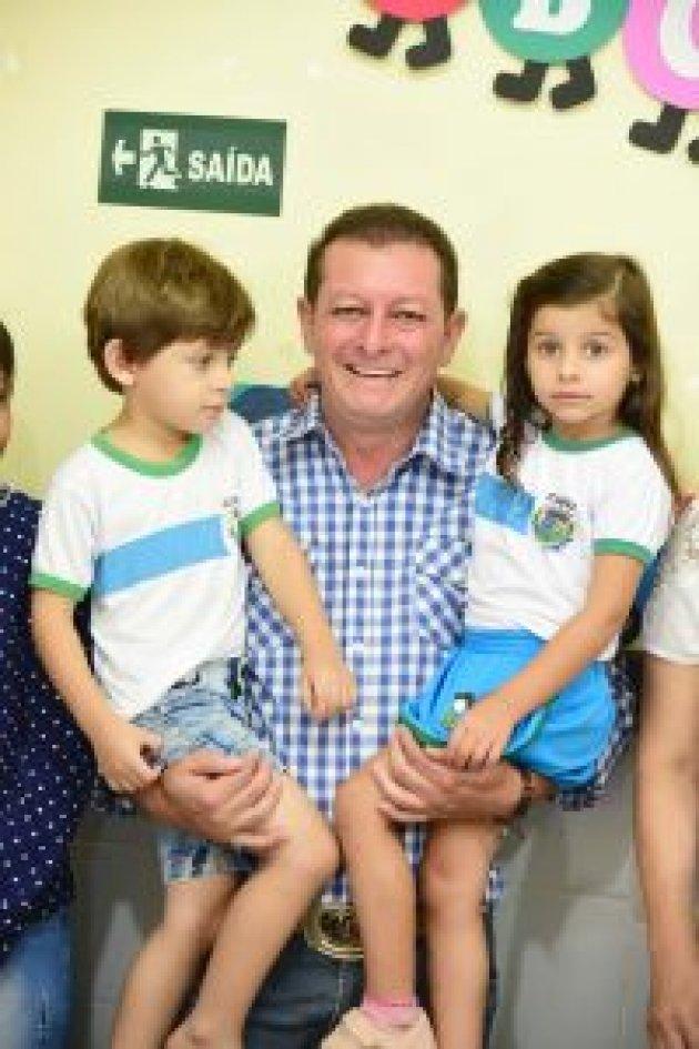 Alcinópolis: Prefeito Dalmy entrega ônibus e material escolar