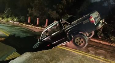 Após forte chuva, estrutura de ponte cede e trecho é interditado na Capital