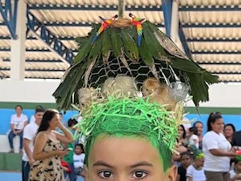 Em concurso de cabelo maluco&comma; crian&ccedil;a aparece com pintinhos na cabe&ccedil;a