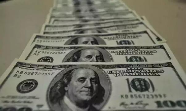 D&oacute;lar &agrave; vista sobe 0&comma;02&percnt; e inicia a semana cotado a R&dollar; 4&comma;89