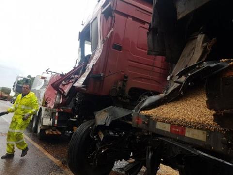 Biitrens batem de frente e carga de soja se espalha pela BR-163