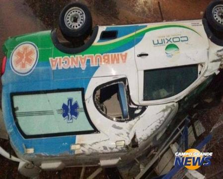 Paciente morre ap&oacute;s ambul&acirc;ncia de Coxim capotar durante chuva forte na BR-163