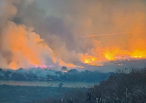 Brigadistas combatem fogo no Pantanal e protegem ribeirinhos