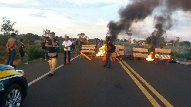 BR-163 amanhece bloqueada por ind&iacute;genas na sa&iacute;da para Jaraguari