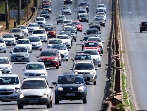Justi&ccedil;a libera aplica&ccedil;&atilde;o de multas por farol desligado em rodovia sinalizada