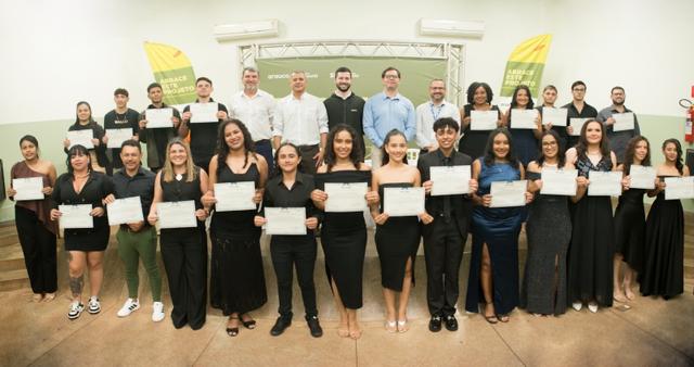 Forma&ccedil;&atilde;o abre portas para o futuro&colon; primeira turma do Abrace Este Projeto conclui curso t&eacute;cnico em Parana&iacute;ba